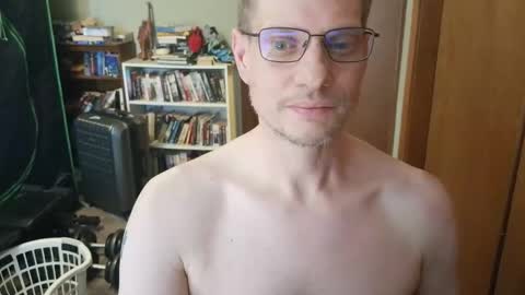 Snapshot of nakedcav chatting on 04.28.26 NakedClown online show from 04.28.26