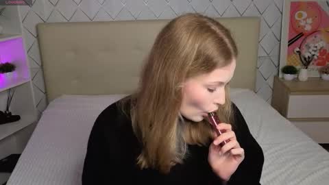 Snapshot of nanami_v02 chatting on 09.26.25 Maeve online show from 09.26.25