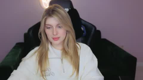 Snapshot of nanami_v02 chatting on 09.28.25 Maeve online show from 09.28.25