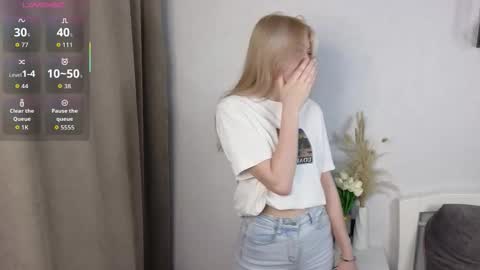 Hello im Lola online show from 12.20.25