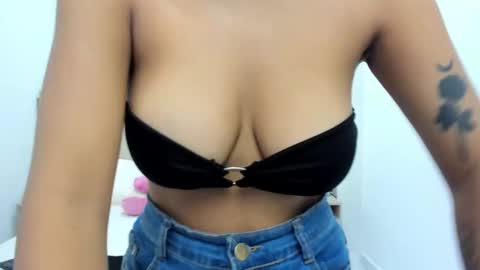 Naomi Contreras online show from 02.22.25
