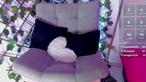 Snapshot of naomi_kobayashi chatting on 12.15.24 naomi_kobayashi online show from 12.15.24