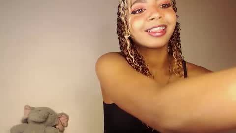 Snapshot of naomi_rider77 chatting on 11.02.25 mara Jos online show from 11.02.25