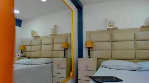 Snapshot of naomifrost chatting on 11.11.25 Naomi Frost online show from 11.11.25