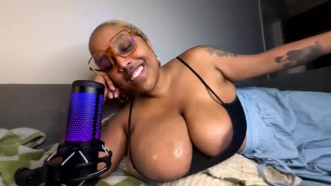 Snapshot of naomigiirl6 chatting on 02.14.25 Naomigiirl6 online show from 02.14.25