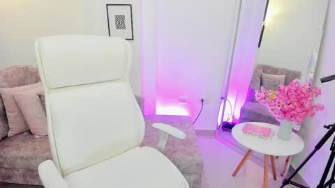 Snapshot of naomii_campbell_ chatting on 11.05.25 Naomi Campbell online show from 11.05.25