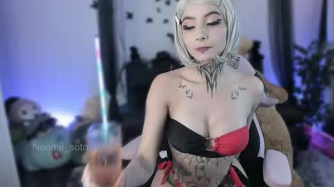 Snapshot of naomii_soto chatting on 11.22.25 Naomi online show from 11.22.25