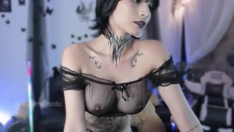 Snapshot of naomii_soto chatting on 11.26.25 Naomi online show from 11.26.25