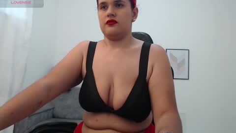 Snapshot of natalia_curvy1 chatting on 10.24.25 Nathalia online show from 10.24.25