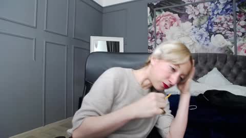 Snapshot of natalie_bitton chatting on 12.11.24 Natalie online show from 12.11.24