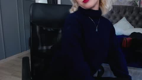 Snapshot of natalie_bitton chatting on 12.20.24 Natalie online show from 12.20.24