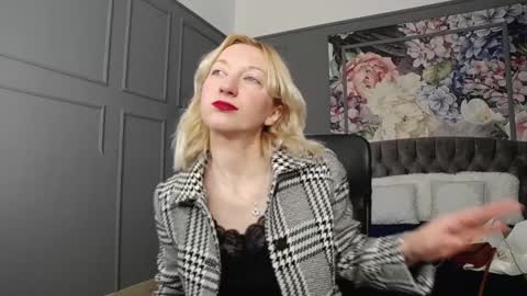 Snapshot of natalie_bitton chatting on 12.21.24 Natalie online show from 12.21.24