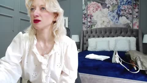 Snapshot of natalie_bitton chatting on 01.10.25 Natalie online show from 01.10.25