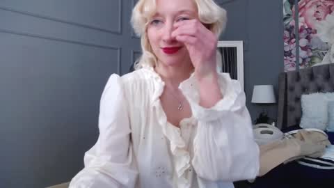 Snapshot of natalie_bitton chatting on 01.10.25 Natalie online show from 01.10.25