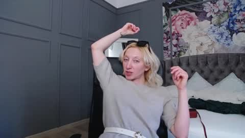 Snapshot of natalie_bitton chatting on 01.19.25 Natalie online show from 01.19.25