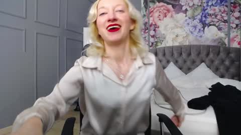 Snapshot of natalie_bitton chatting on 01.20.25 Natalie online show from 01.20.25