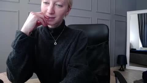 Snapshot of natalie_bitton chatting on 02.19.25 Natalie online show from 02.19.25