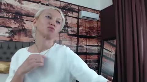 Snapshot of natalie_bitton chatting on 09.11.25 Natalie online show from 09.11.25