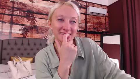 Snapshot of natalie_bitton chatting on 09.15.25 Natalie online show from 09.15.25