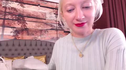 Snapshot of natalie_bitton chatting on 10.01.25 Natalie online show from 10.01.25