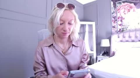 Snapshot of natalie_bitton chatting on 11.02.25 Natalie online show from 11.02.25