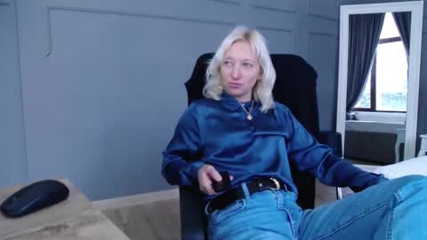 Snapshot of natalie_bitton chatting on 11.04.25 Natalie online show from 11.04.25