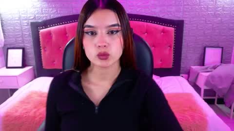 Snapshot of natalie_loffreda chatting on 10.01.25 natalie online show from 10.01.25