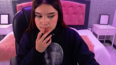 Snapshot of natalie_loffreda chatting on 10.02.25 natalie online show from 10.02.25