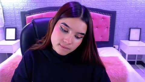 Snapshot of natalie_loffreda chatting on 10.04.25 natalie online show from 10.04.25