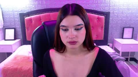 Snapshot of natalie_loffreda chatting on 10.09.25 natalie online show from 10.09.25