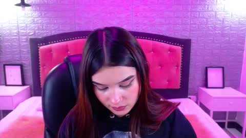 Snapshot of natalie_loffreda chatting on 10.11.25 natalie online show from 10.11.25