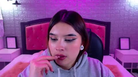 Snapshot of natalie_loffreda chatting on 10.13.25 natalie online show from 10.13.25