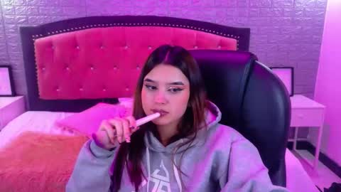 Snapshot of natalie_loffreda chatting on 10.14.25 natalie online show from 10.14.25