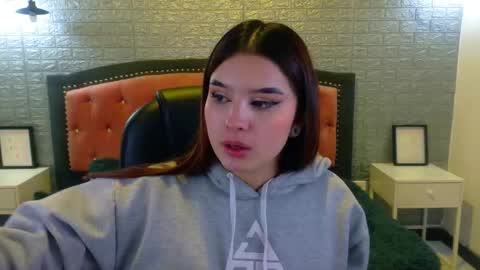 Snapshot of natalie_loffreda chatting on 10.17.25 natalie online show from 10.17.25