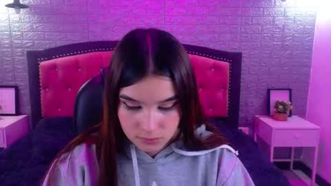 Snapshot of natalie_loffreda chatting on 10.29.25 natalie online show from 10.29.25