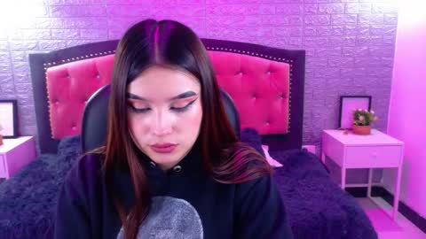 Snapshot of natalie_loffreda chatting on 11.04.25 natalie online show from 11.04.25