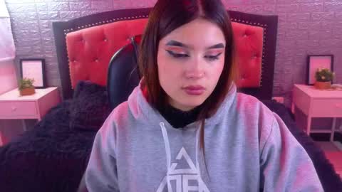 Snapshot of natalie_loffreda chatting on 11.08.25 natalie online show from 11.08.25