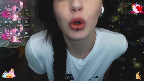 Snapshot of natalimillers chatting on 12.22.24 Natali online show from 12.22.24