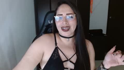 Snapshot of natashasmithe chatting on 10.17.25 Natasha Smithe online show from 10.17.25