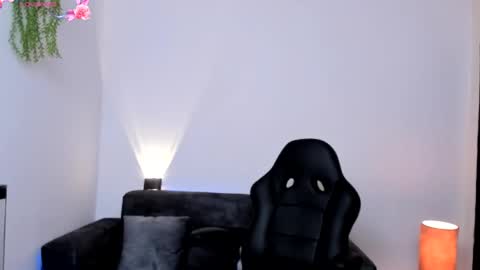 Snapshot of nathalie_29 chatting on 01.30.25 NATHALIE online show from 01.30.25