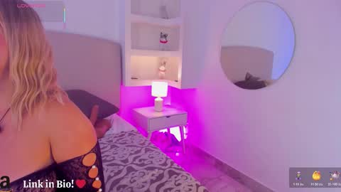 Snapshot of nathalyn05 chatting on 10.30.25 NATHALY online show from 10.30.25