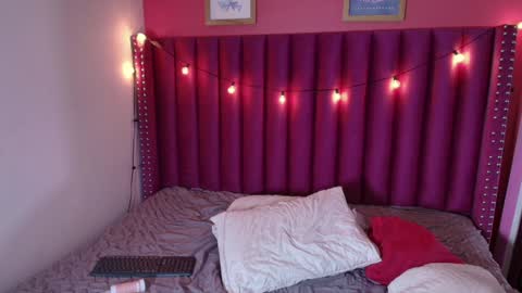 Gwen  online show from 01.13.25