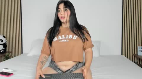 Snapshot of naty_model25 chatting on 10.22.25 naty_model25 online show from 10.22.25