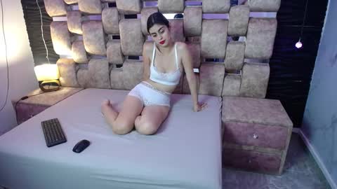 Snapshot of natyyalex chatting on 09.24.25 Naty y Alex online show from 09.24.25