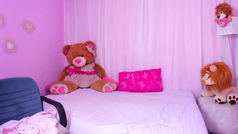 Snapshot of naughty_ariel chatting on 12.20.24 Zoe online show from 12.20.24