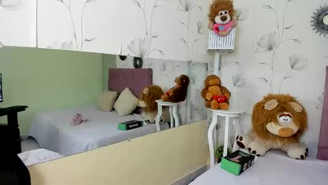 Snapshot of naughty_ariel chatting on 02.07.25 Zoe online show from 02.07.25