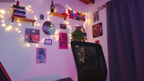 Em  please help me reach 100 thumbs up 3 online show from 01.04.25