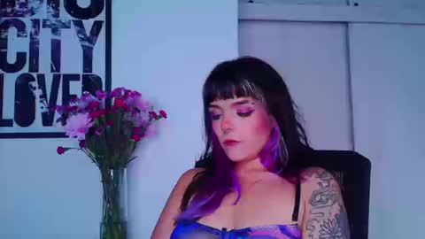 Em  please help me reach 100 thumbs up 3 online show from 09.13.25