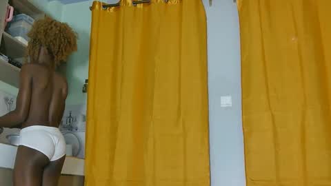 Snapshot of naughty_princess25 chatting on 10.01.25 sexxy online show from 10.01.25