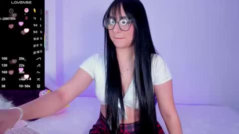 Snapshot of naughtybunnyy_1 chatting on 10.15.25 online show from 10.15.25